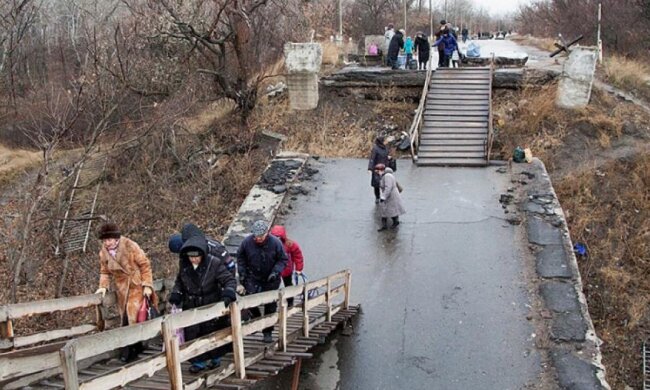 Шокирующие фото: луганские пенсионеры ходят по взорванному мосту