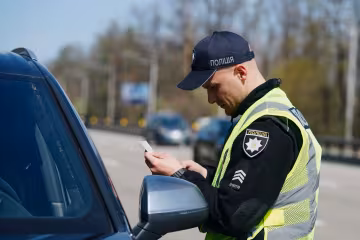 Полиция остановила авто: водитель в салоне