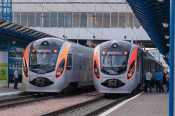 "Замість нових вагонів — катівні": Укрзалізниця витратить мільйони, щоб "зв'язати" пасажирів