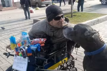Инвалид-колясочник берется за утилизацию электроприборов, фото: Facebook