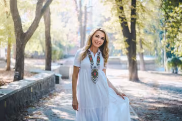 Весна спровокувала Сумську показати свою "маленьку" в квітучій сакурі: ніжне фото