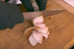 Человек нарезает сало