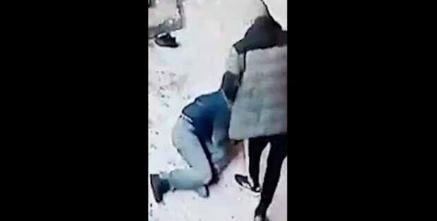 Несовершеннолетние изверги избили женщину-таксиста и отобрали ее машину: выволокли и накинулись с ногами