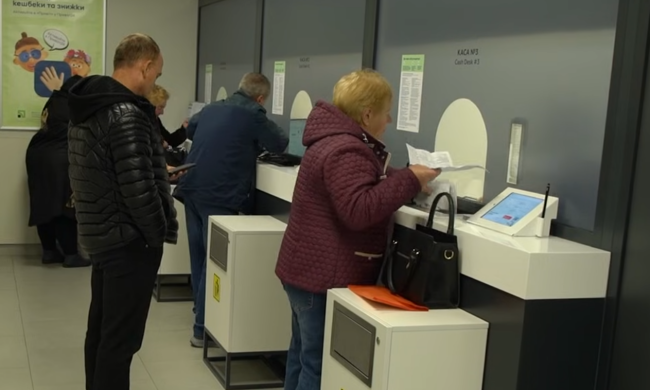 Украинцы в банке. Фото: скрин youtube