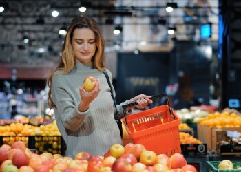 Дівчина, яка обирає яблука