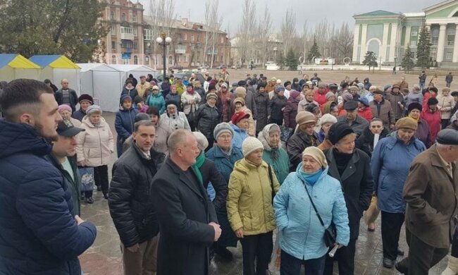 Жители Северодонецка вышли против адептов "русского мира"