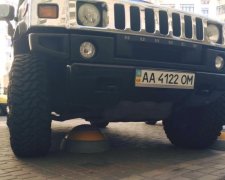 Столичный автохам на Hummer "победил" бетонную полусферу (ФОТО)