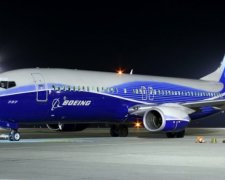 В американский Boeing 737 попала молния (видео)