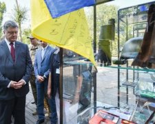 Видео: как Порошенко на новый транш МВФ крестился