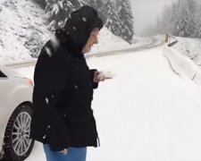 Столітня жінка радіє зимі і ліпить сніжки (відео)
