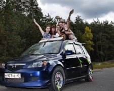 В Ровно обезбашенные блондинки оседлали железного коня в одних стрингах: видео
