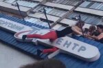 В Запорожье отчаянная леди в красном застряла на козырьке торгового центра, и смех и грех - "Супермен уже не тот"