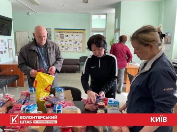Волонтерский штаб отправил на передовую и переселенцам почти 340 тонн грузов
