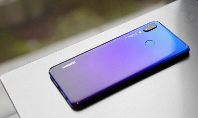 Huawei Nova 4: перший у світі смартфон з дірявим екраном