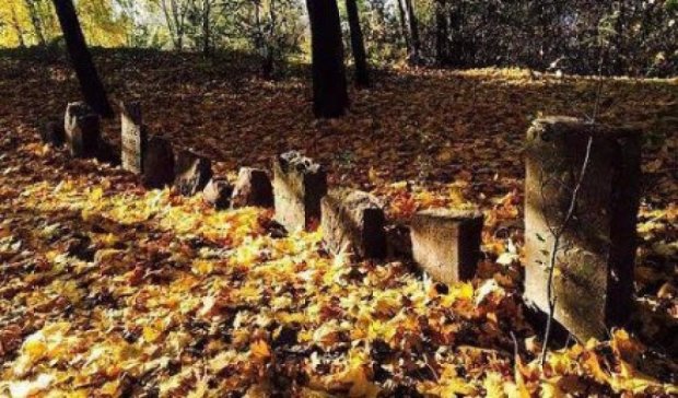 Ровенские экстремалы превратили еврейское кладбище в площадку для развлечений