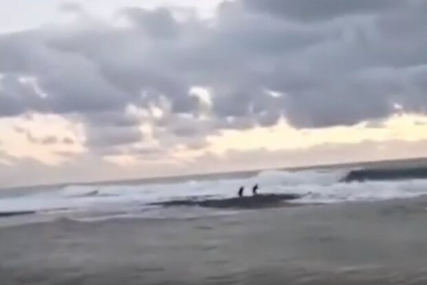 У Сочі двох дітей віднесло в море штормовою хвилею, скрін з відео