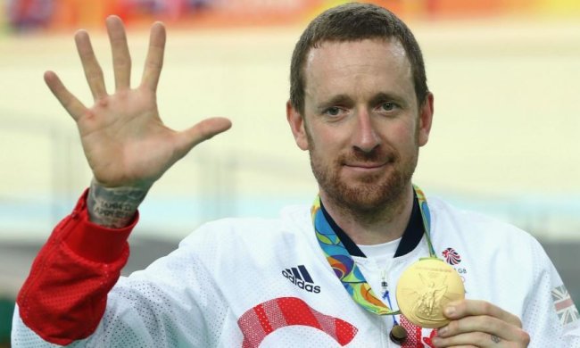 Знаменитый велогонщик сломал ногу на съемках шоу