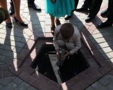 Школьники вскрыли капсулу времени с интригующей деталью