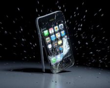 iPhone пролетів сотню метрів, і ось що від нього залишилося: відео