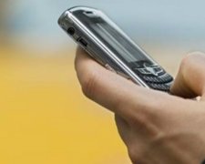 Новий вид шахрайства: чоловік виманював «небезпечні» телефони
