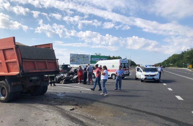 Страшная авария унесла жизнь под Одессой: "Трупы разбросаны по всей дороге", - кадры, в которые страшно поверить
