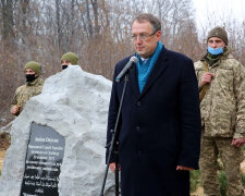 Антон Геращенко біля пам'ятника Аміни Окуєвої / фото: МВС