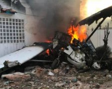 Пасажирський літак упав на житловий будинок, є жертви