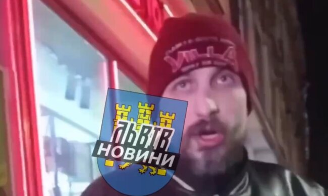 Неадекват во Львове. Фото Telegram