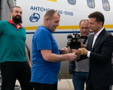 У Зеленського розповіли, як звільнили Сенцова та інших полонених: "Усе почалося з...."
