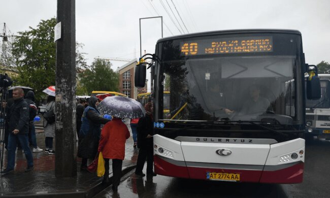 Не все так погано: франківчан вперше прокатали на комунальному автобусі