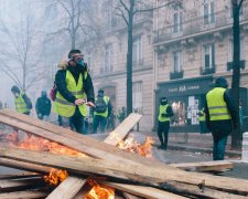 Не убить Макрона: Ума Турман примеряла "желтый жилет"