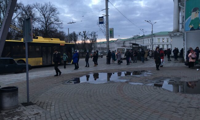 Київська Троєщина перетворилася на "зомбіленд" - українці годинами снують в чергах, чекаючи поодиноких маршруток