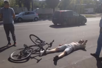 Киевлянин снес велосипедиста на "зебре"