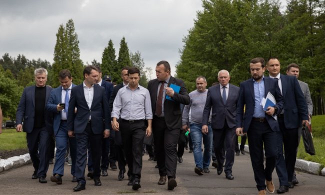 Зеленскому открыли глаза на неприятную правду об украинцах: нищие настолько, что едят с земли