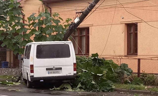 Въехал в столб, фото ua-reporter.com