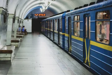 Пассажиры в киевском метро во время воздушной тревоги