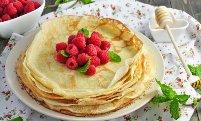Масляна 2018: смачні млинці під апельсиново-вершковим соусом