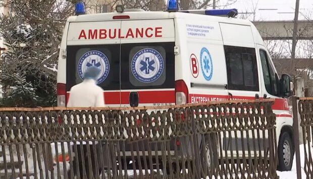 В Украине больных коронавирусом покормили из окна: большие кастрюли и "воздушная" защита