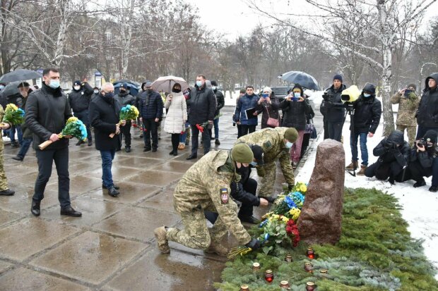 В Краматорске почтили память жертв обстрела города из "смерчей", фото: штаб ООС