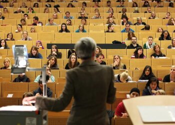 Преподаватель проводит лекцию для студентов