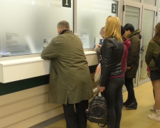 Українці в банку. Фото: скрін youtube