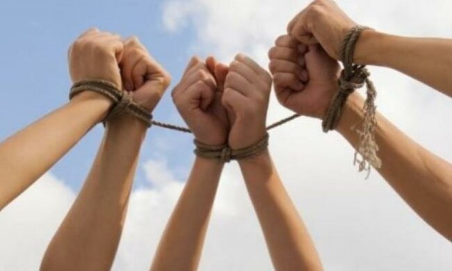 Десятки тисяч українців стали жертвами торгівлі людьми