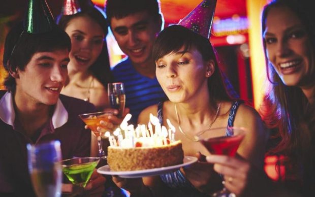 Невинна забава: яку небезпеку приховують свічки на торті