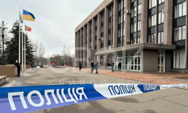 У Кривому Розі біля мерії стався вибух, фото: svoi.kr.ua