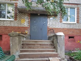 Під'їзд багатоквартирного будинку / фото: скріншот Youtube
