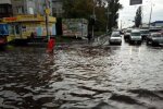 Затарюємося човнами? Київські вулиці перетворилися на ріки
