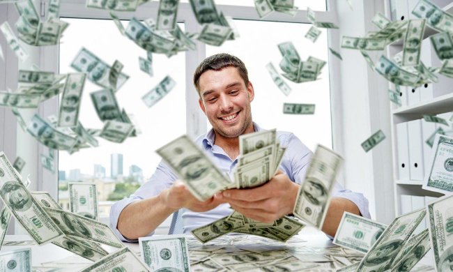 Біткоін-мільйонер обвалив грошовий дощ на голови перехожих: відео