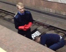 Самогубця кинувся під поїзд харківського метро і вижив (фото)