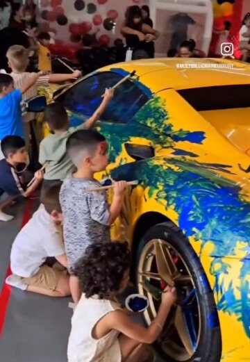 Дітям дозволили розмалювати Ferrari, скріншот: Instagram