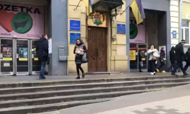 возле метро, Киев, скриншот из видео